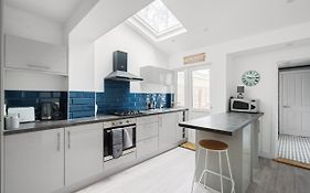 Adorable, Inviting Town House!
